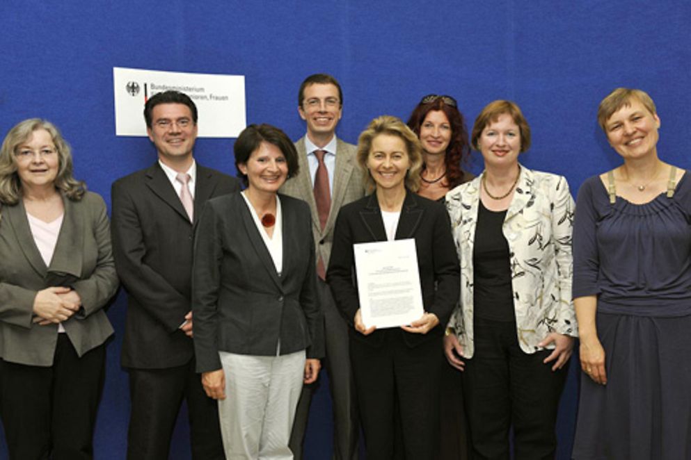 Bundesministerin Ursula von der Leyen im Gruppenbild mit den Mitgliedern der Sachverständigenkommission.