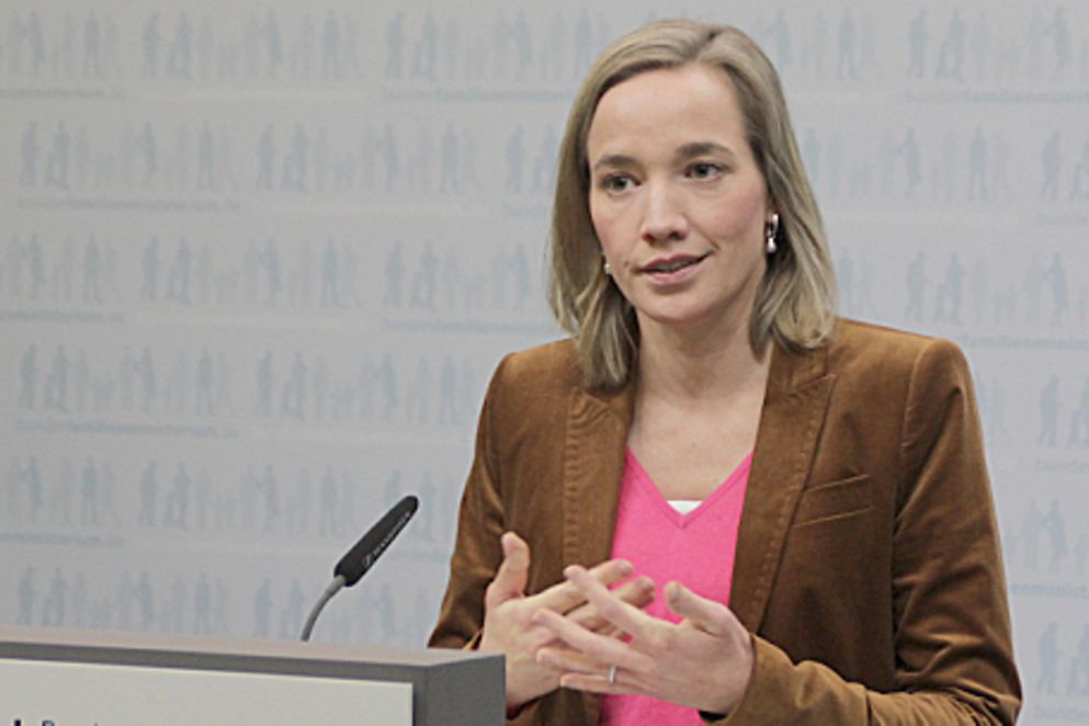 Bundesfamilienministerin Kristina Schröder spricht zu Medienvertretern. Bildquelle: BMFSFJ