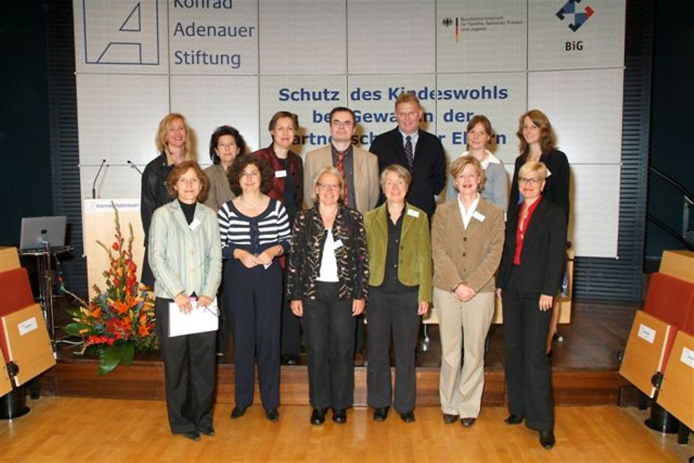 Gruppenbild der Fachtagung "Schutz des Kindeswohls bei Gewalt in der Partnerschaft der Eltern"