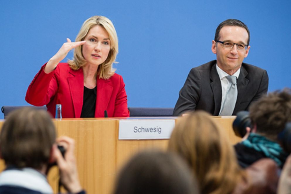 Manuela Schwesig und Heiko Maas bei der Vorstellung des Gesetzesvorhabens, Bildnachweis: BMFSFJ