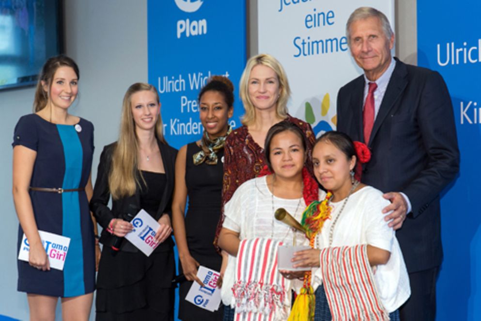 Manuela Schwesig mit Ulrich Wickert, den beiden Preisträgerinnen aus Guatemala und Mitarbeiterinnen des Kinderhilfswerkes Plan