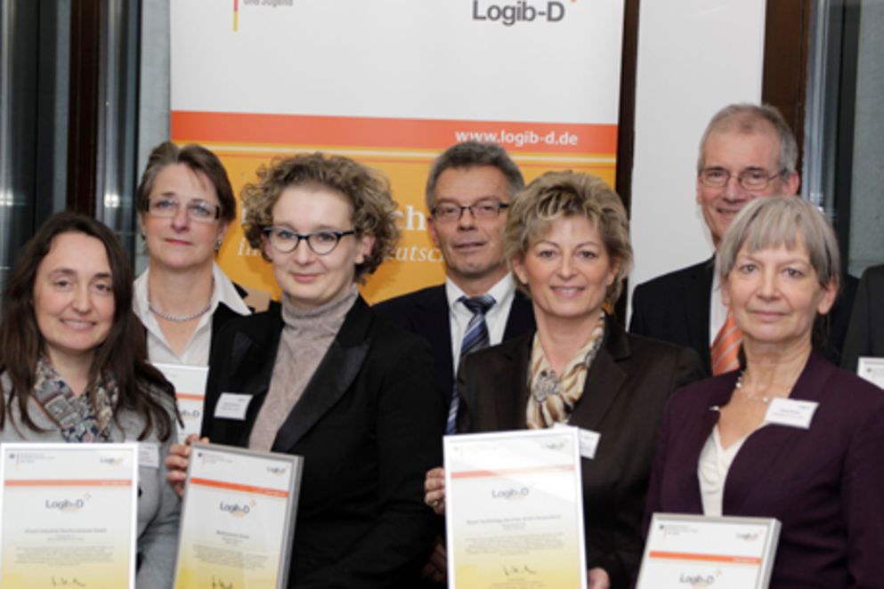 Staatssekretär Josef Hecken mit Vertreterinnen und Vertretern Logib-D-geprüfter Unternehmen.