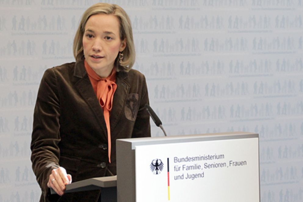 Bundesfamilienministerin Kristina Schröder am Rednerpult. Bildquelle: BMFSFJ