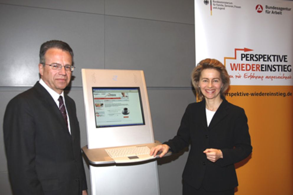 Bundesfamilienministerin Ursula von der Leyen und der Vorstandsvorsitzende der Bundesagentur für Arbeit Frank-Jürgen Weise.