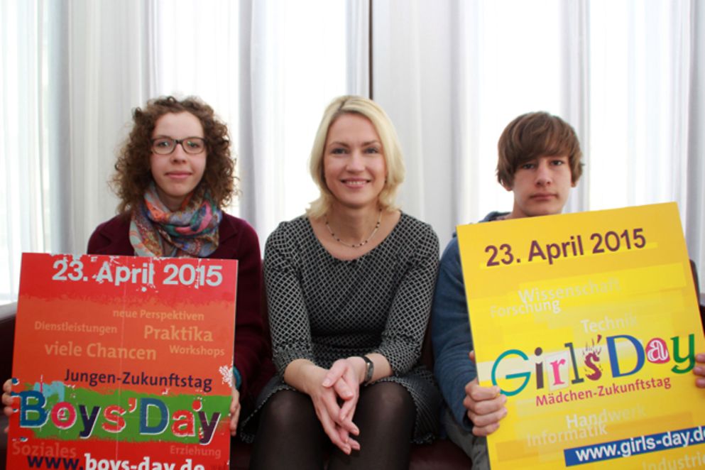 Emilia und Thomas mit Bundesfamilienministerin Manuela Schwesig