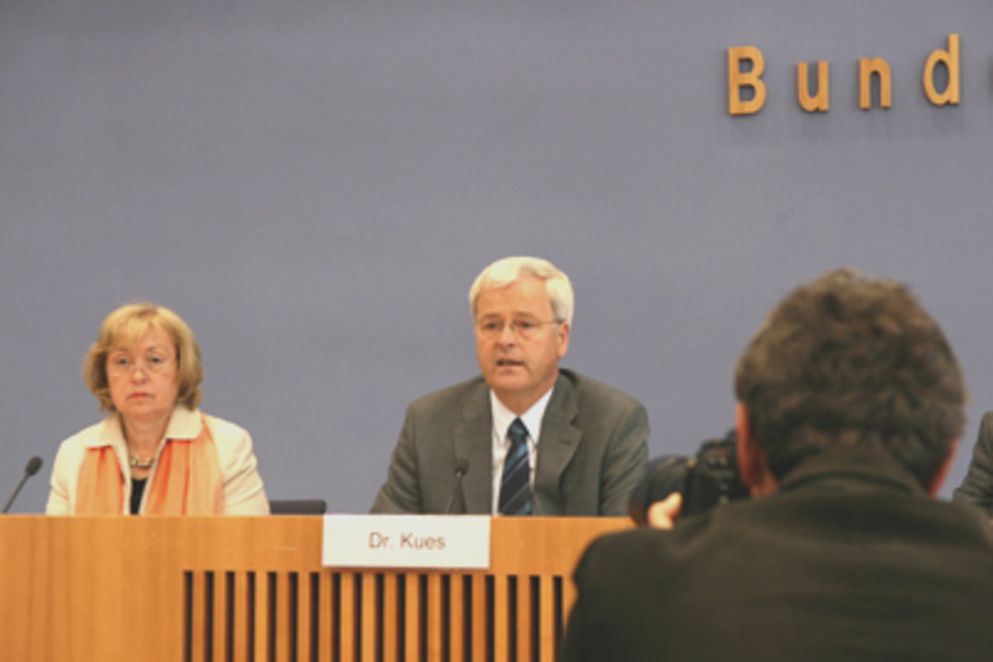 Dr. Hermann Kues und Prof. Maria Böhmer im Saal der Bundespressekonferenz