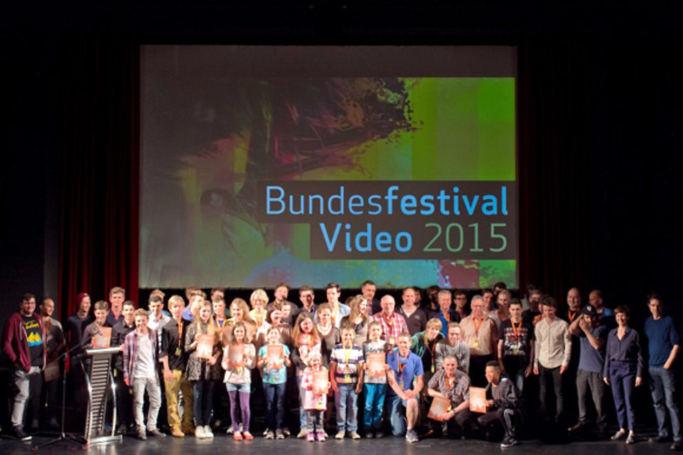 Gruppenfoto mit den Preisträgerinnen und Preisträgern des Bundesfestival Video 2015