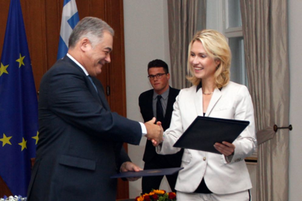Manuela Schwesig und Griechenlands Botschafter S. E. Panayotis Zografos geben sich die Hand, Bildnachweis: BMFSFJ