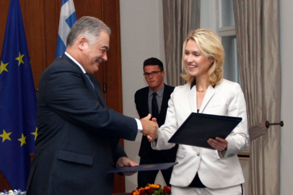 Manuela Schwesig und Griechenlands Botschafter S. E. Panayotis Zografos geben sich die Hand, Bildnachweis: BMFSFJ