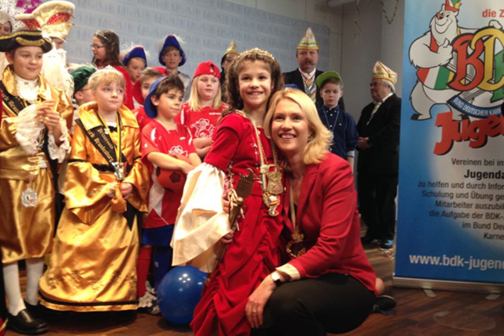 Manuela Schwesig mit einer kleinen Karnevalsprinzessin
