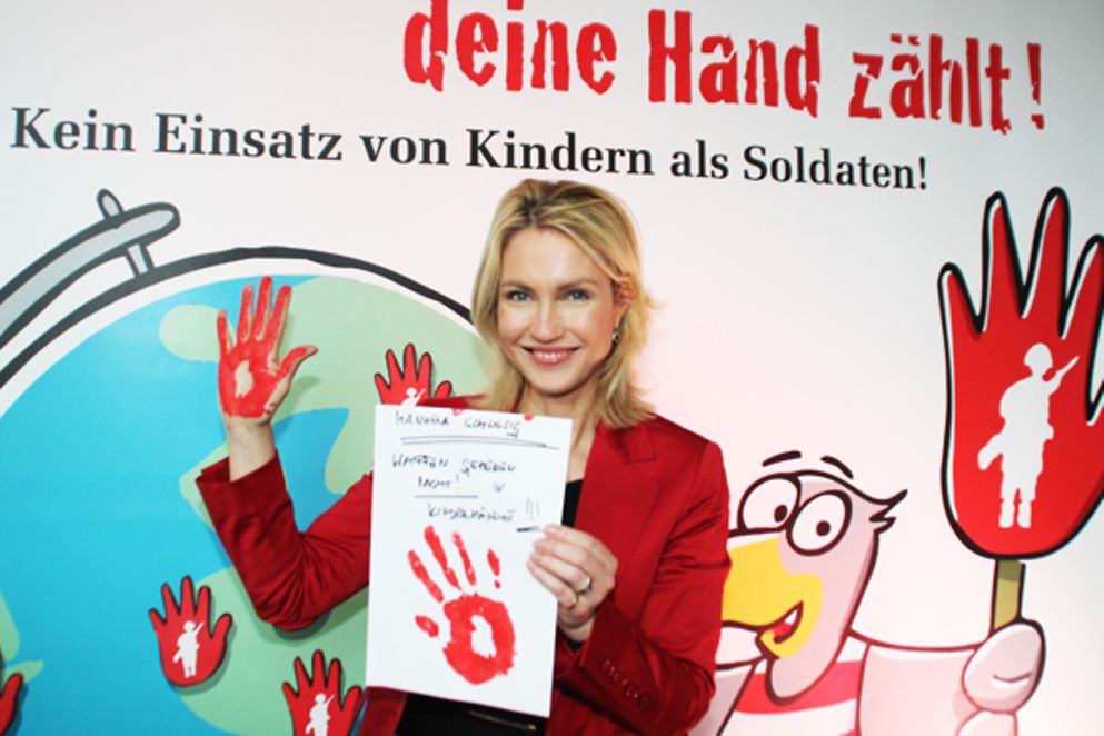 Manuela Schwesig und weitere Personen zeigen ihre rot gefärbten Handinnenflächen