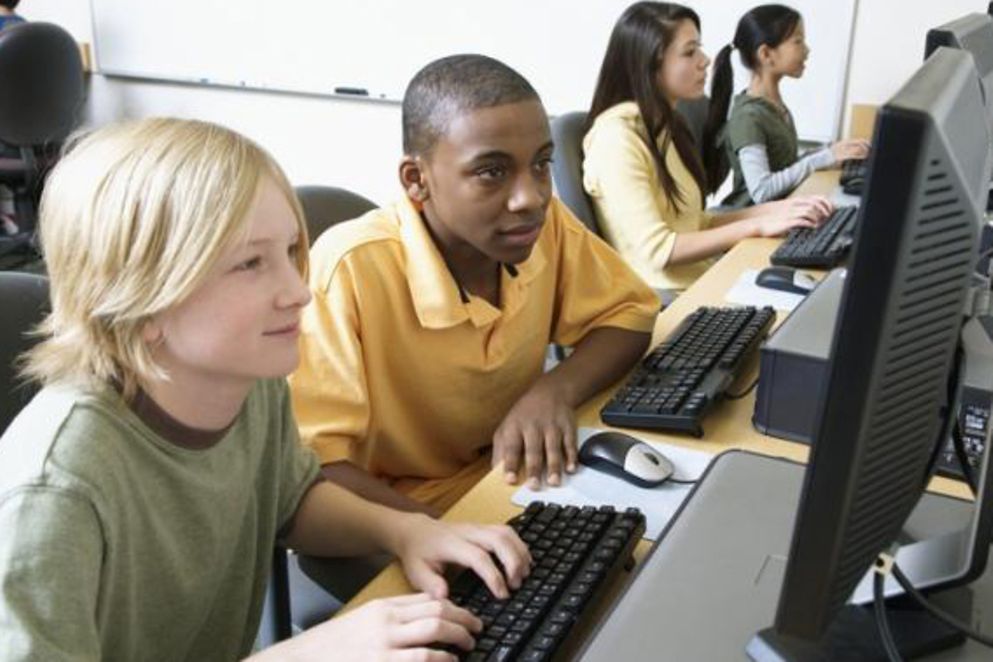 Zwei Jungs sitzen vor einem Compute