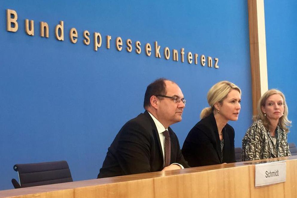 Manuela Schwesig und Christian Schmidt während der Pressekonferenz.