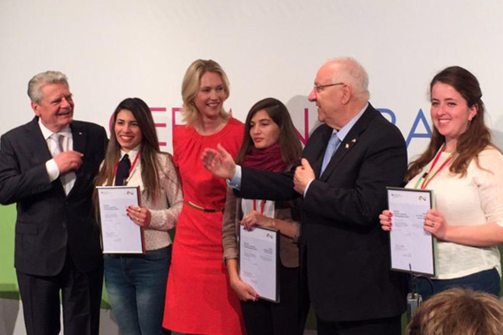 Manuela Schwesig, Joachim Gauck, Rueven Rivlin mit den jungen Freiwilligen aus Israel auf einer Bühne; Bildnachweis: BMFSFJ