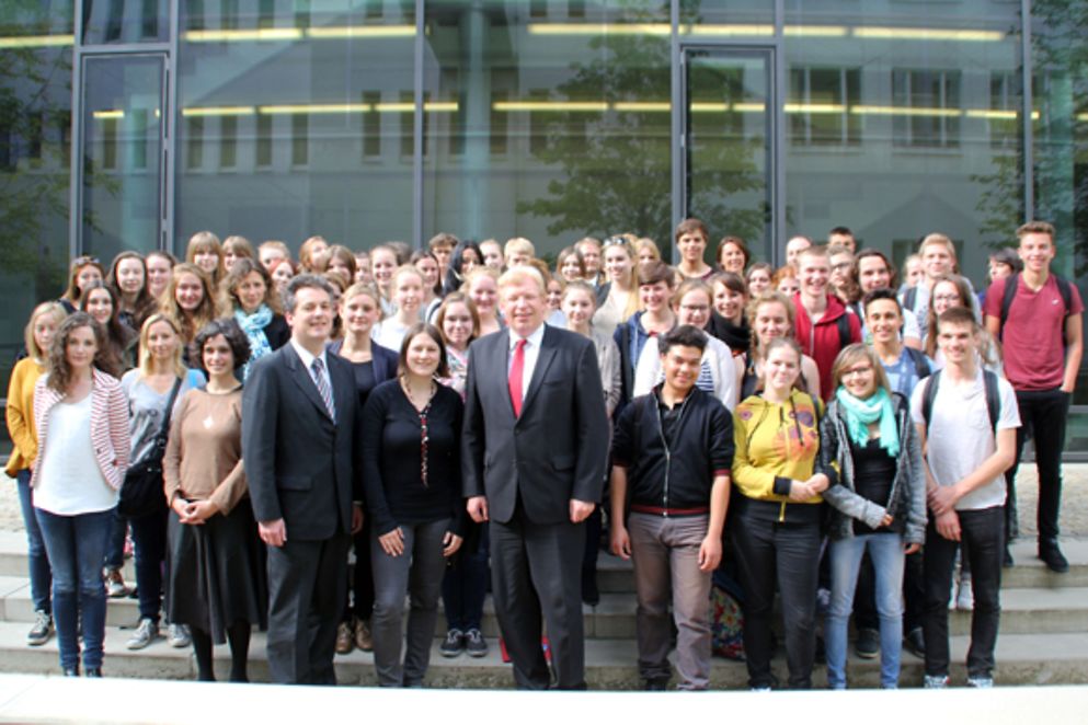 Dr. Ralf Kleindiek in einer Gruppe von Schülerinnen und Schülern