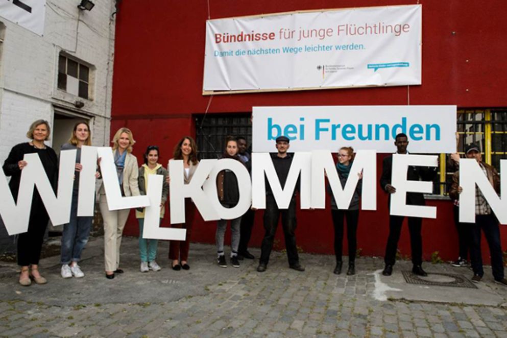 Manuela Schwesig steht bei der Auftaktveranstaltung von "Willkommen bei Freunden" in einer Gruppe