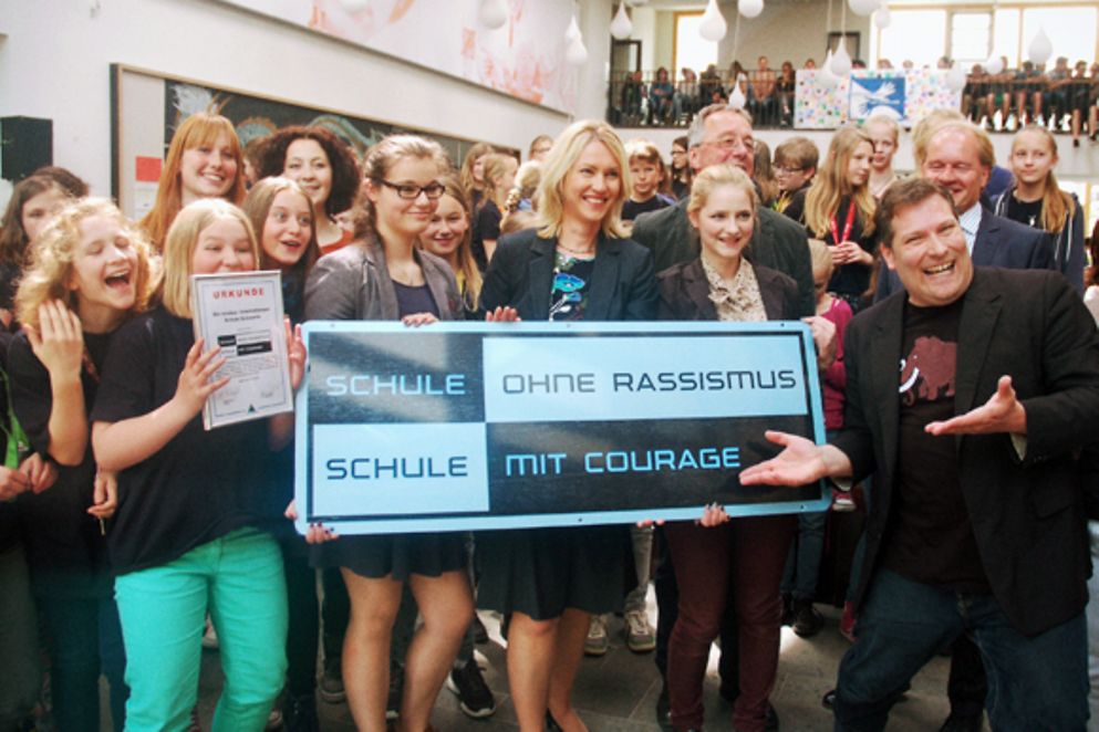 Manuela Schwesig überreicht den Titel "Schule ohne Rassismus – Schule mit Courage" in Schwerin