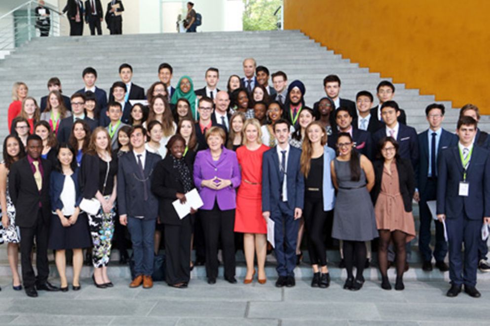 Die Teilnehmerinnen und Teilnehmer des J7-Jugendgipfels mit Angela Merkel und Manuela Schwesig