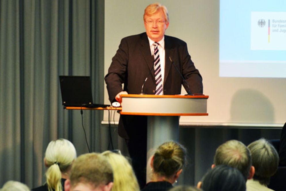 Staatssekretär Dr. Ralf Kleindiek auf der Bühne der Auftaktveranstaltung des Programms "Beraten & Stärken"; Bildnachweis: BMFSFJ