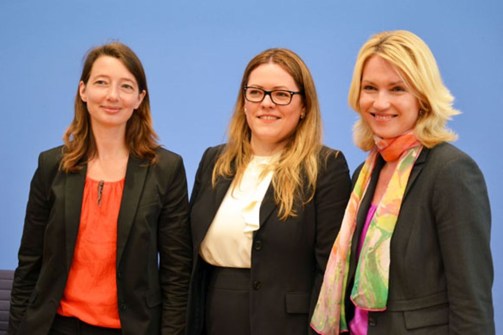 Manuela Schwesig mit Joanna Schmölz vom DIVSI und Dr. Silke Borgstedt vom Sinus Institut (von rechts)