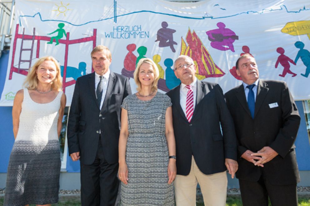 Gruppenbild mit Ministerin Schwesig vor der Stralsunder Jugendherberge