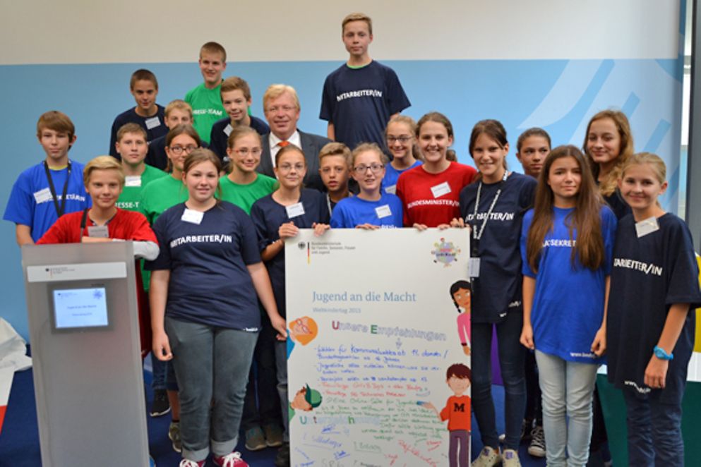 Dr. Ralf Kleindiek mit den Schülerinnen und Schülern aus Kleinsteinbach