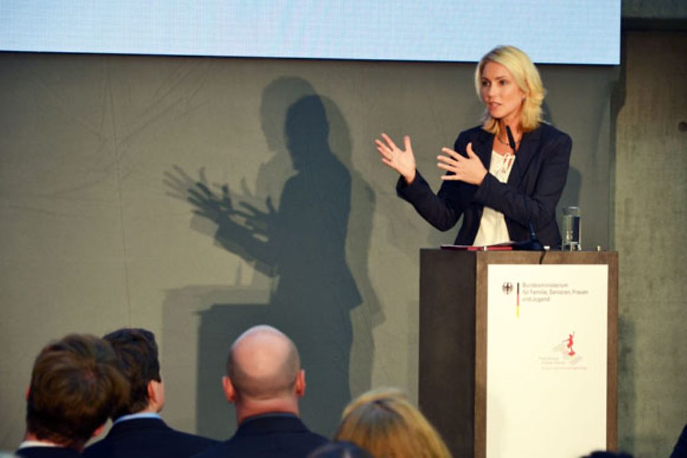 Manuela Schwesig spricht auf der Auftaktveranstaltung zum Bundesprogramm Kindertagespflege