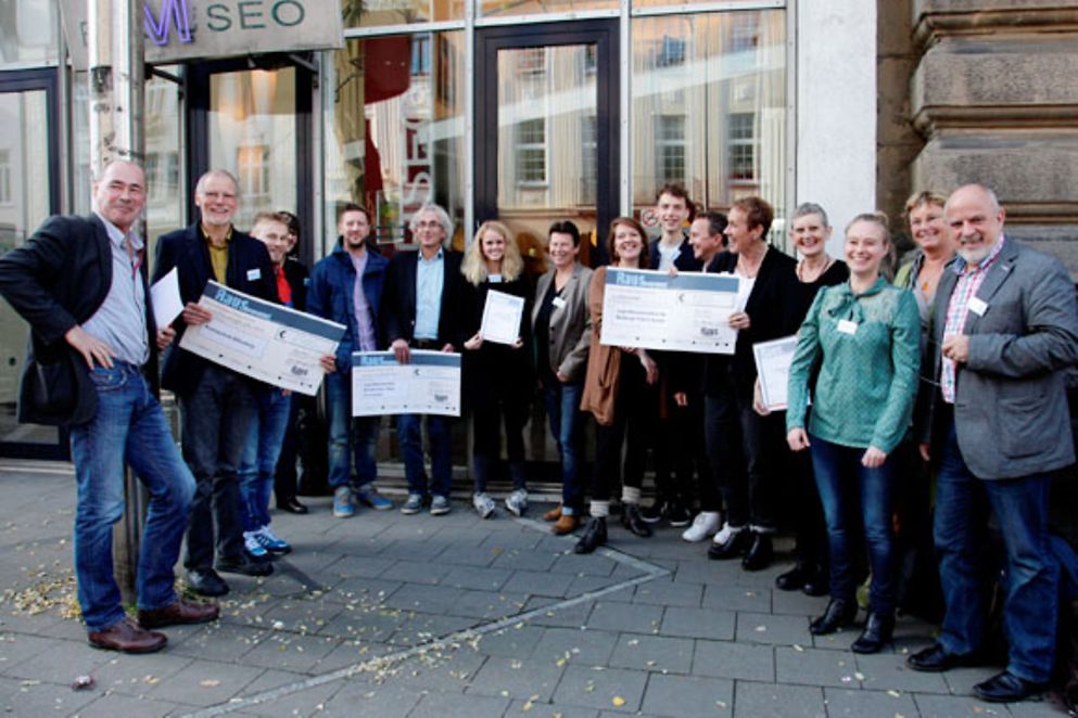 Die Preisträgerinnen und Preisträger des Bundeswettbewerbs "Rauskommen! Der Jugendkunstschuleffekt"