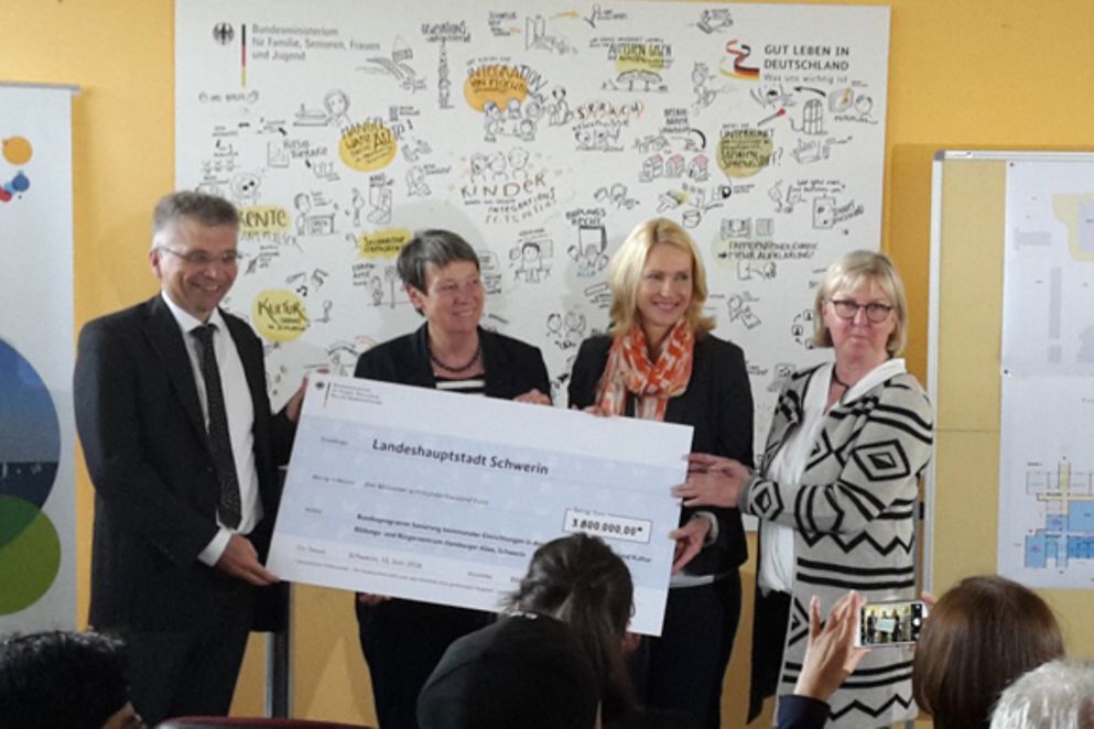 Manuela Schwesig und Barbara Hendricks bei der Übergabe eines Schecks für ein neues Bildungszentrum