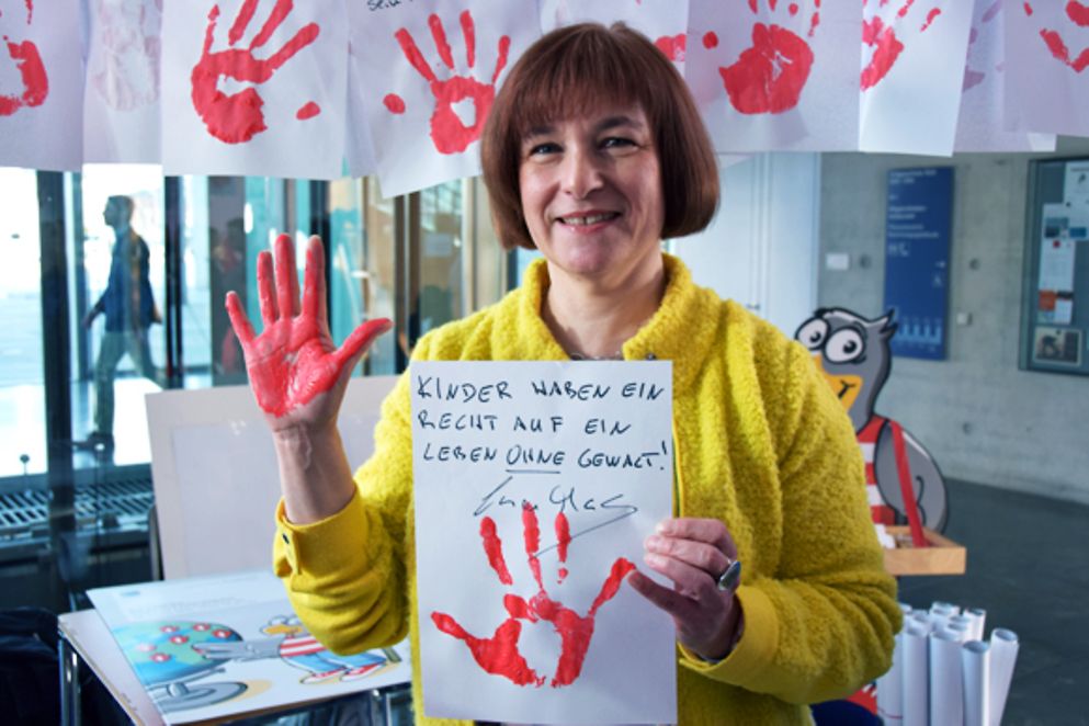 Mit einem roten Handabdruck drückt Caren Marks ihren Protest gegen den Einsatz von Kindersoldaten aus