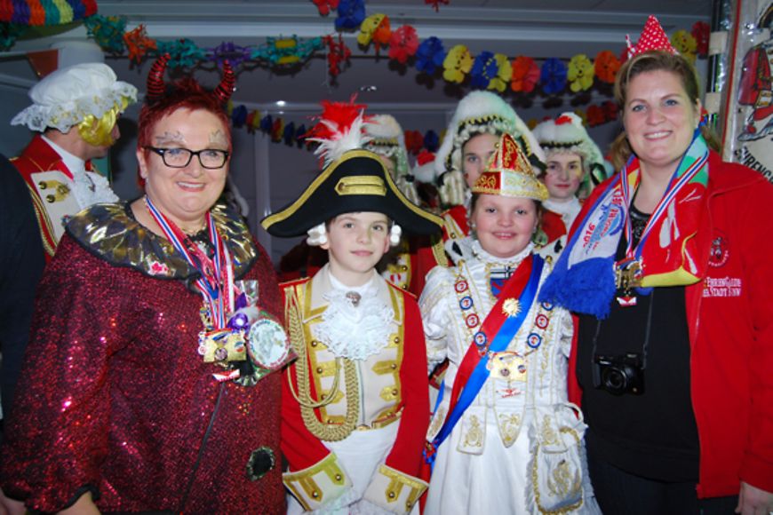Elke Ferner mit dem Kinderprinzenpaar der Ehrengarde der Stadt Bonn, Kinderbonna Lara Marie und Prinz Lukas