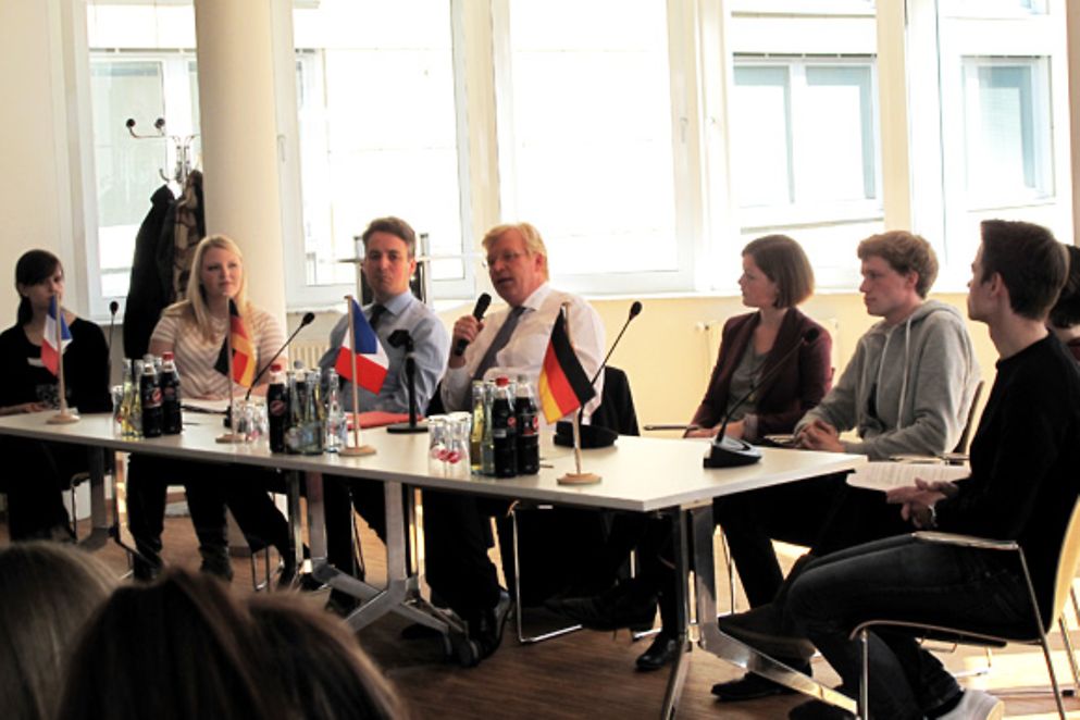 Dr. Ralf Kleindiek im Gespräch mit Schülerinnen und Schülern anlässlich des deutsch-französischen Entdeckungstages