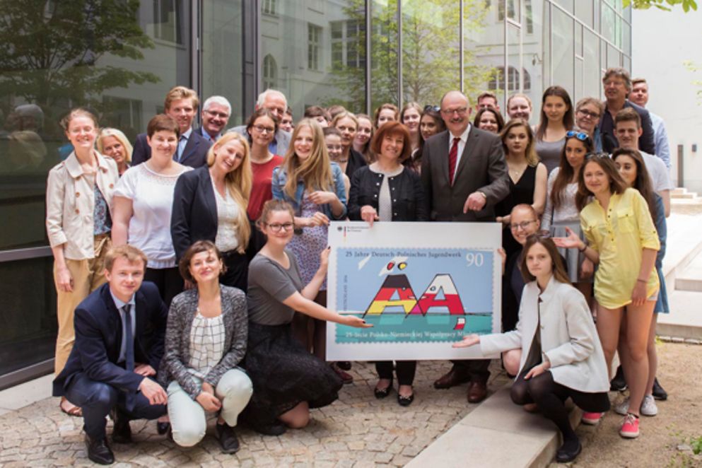 Caren Marks und Dr. Michael Meister mit der deutsch-polnischen Schülergruppe bei der Übergabe der Sondermarke