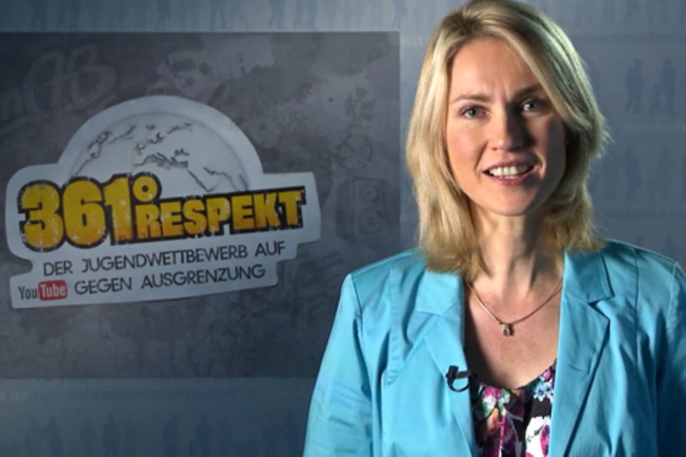 Porträt Manuela Schwesigs, im Hintergrund ist das Logo des Wettbewerbs "361 Grad Respekt" zu erkennen