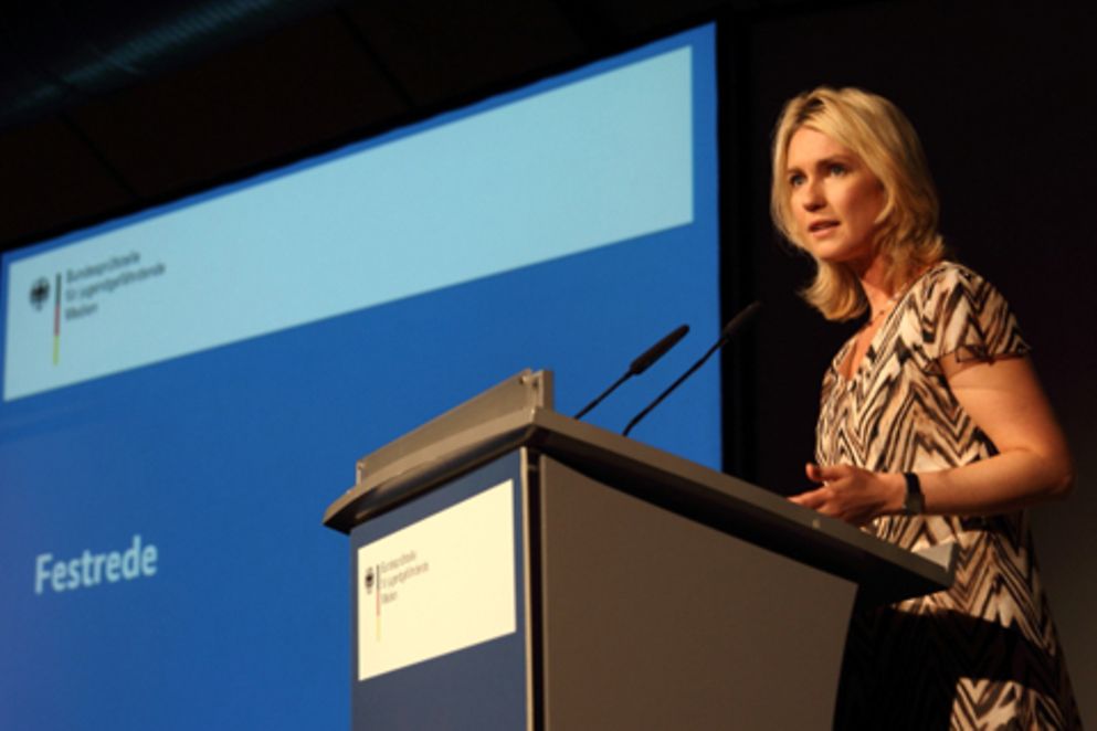 Manuela Schwesig steht hinter einem Rednerpult