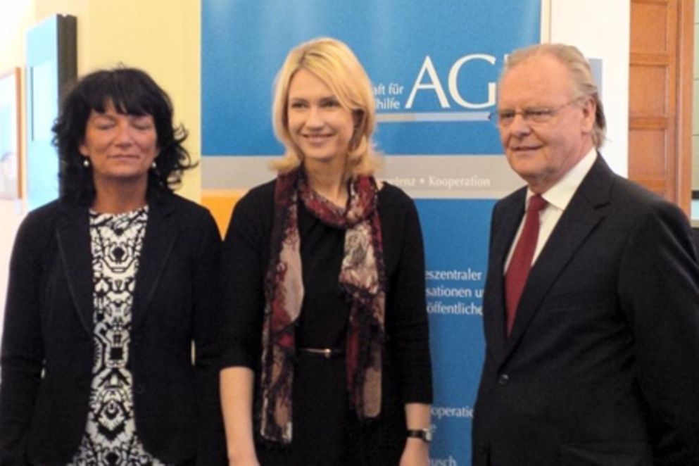 Manuela Schwesig mit der AGJ-Vorsitzenden Prof. Dr. Karin Böllert und AGJ-Geschäftsführer Peter Klausch, Bildnachweis: BMFSFJ