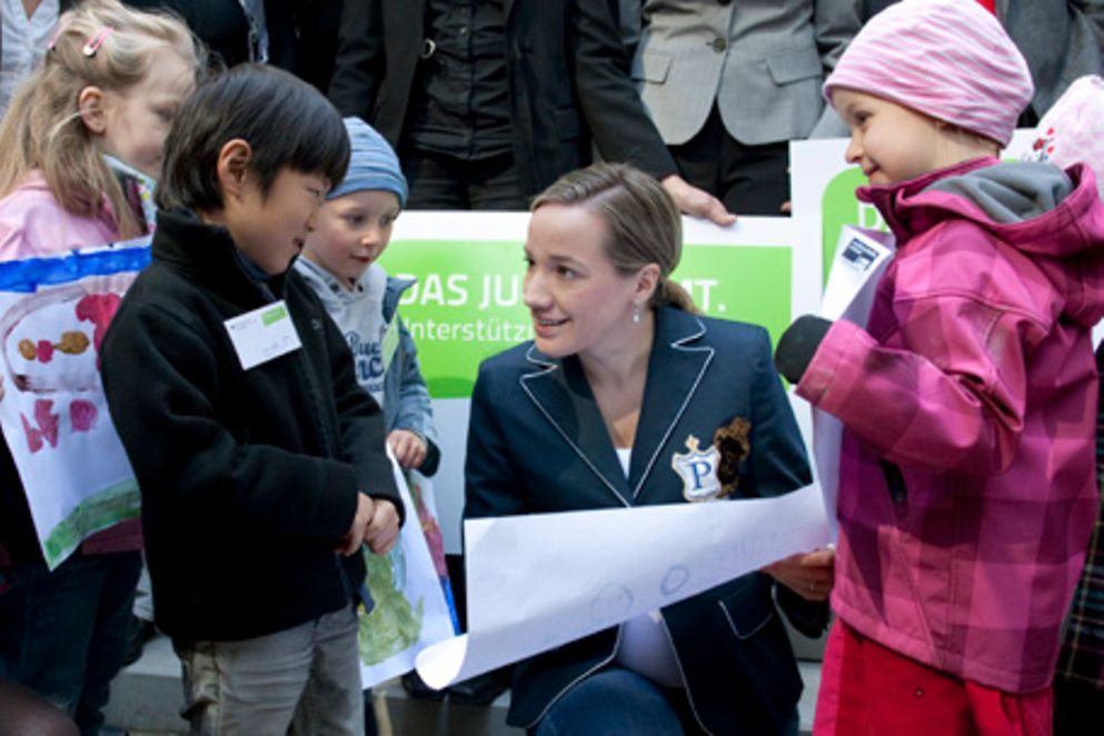 Kristina Schröder bekommt von mehreren Kindern selbstgemalte Bilder überreicht. Bildquelle: Thomas Köhler, Photothek