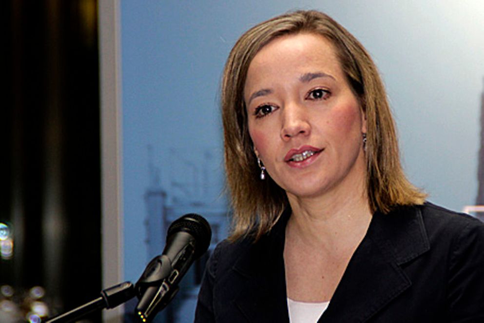 Bundesfamilienministerin Kristina Schröder hinter einem Mikrofon. Bildquelle: BMFSFJ