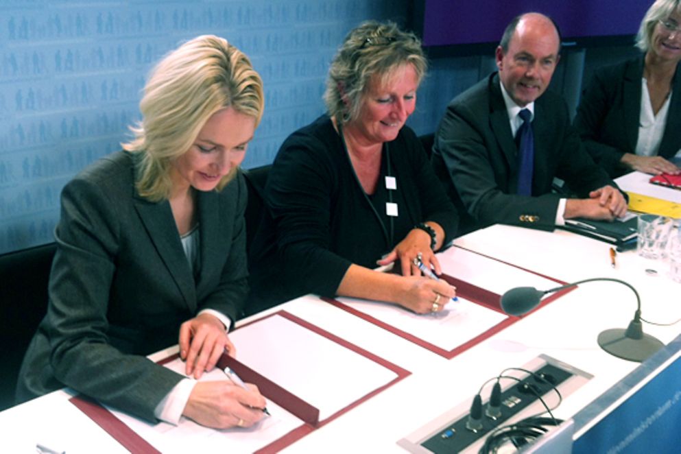 Manuela Schwesig und Irene Alt unterzeichnen ein gemeinsames Communiqué für mehr Qualität in den Kitas, Bildnachweis: BMFSFJ