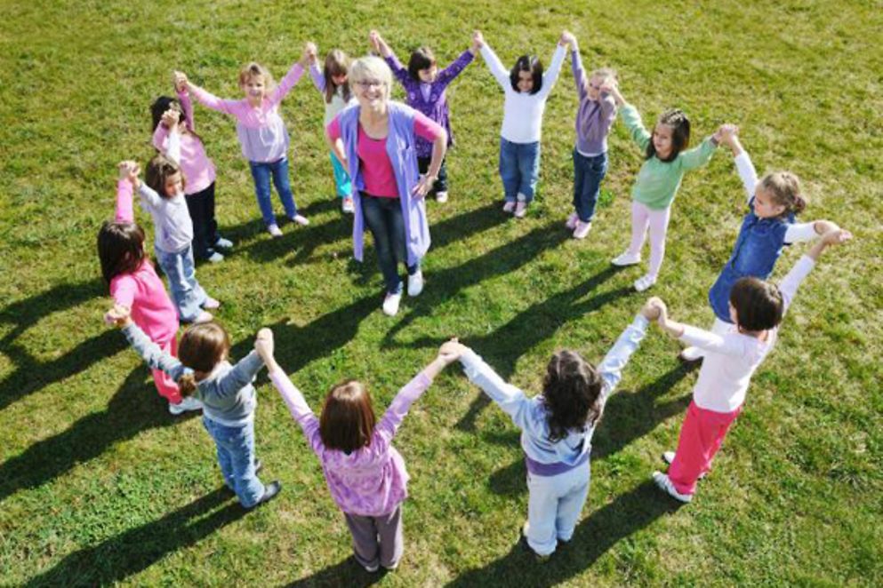 Kinder stehen im Kreis und halten sich an den Händen, Bildnachweis: fotolia