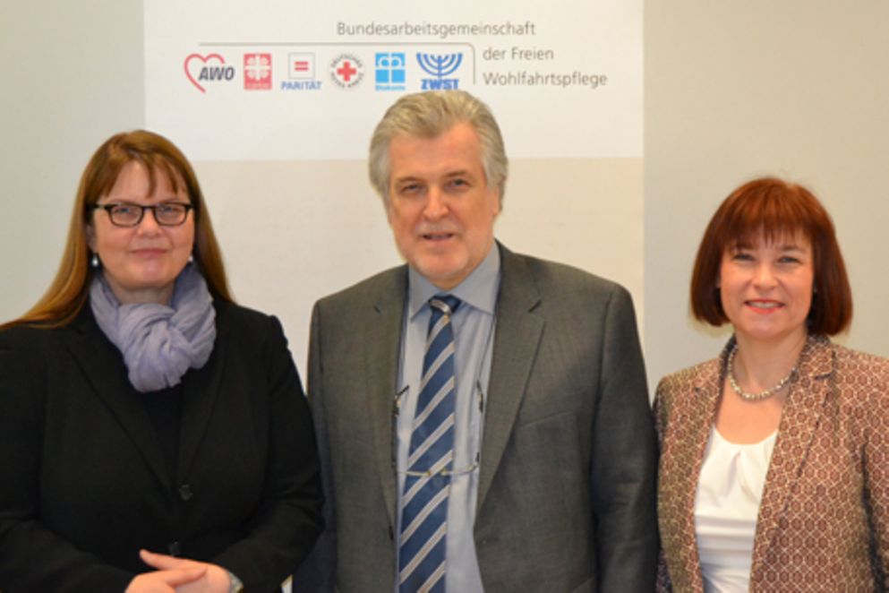 Gruppenbild. Von links nach rechts: Maria Loheide (BAGFW), Thomas Rauschenbach (DJI) und Caren Marks, Bildnachweis: BAGFW