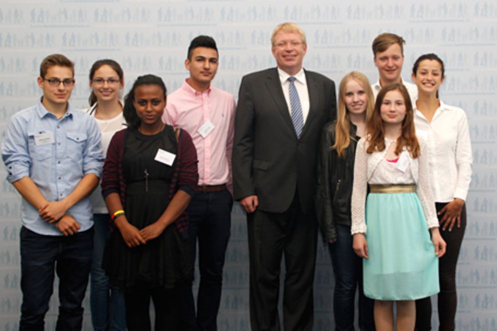 Staatssekretär Dr. Ralf Kleindiek mit den Jugendlichen im Bundesfamilienministerium