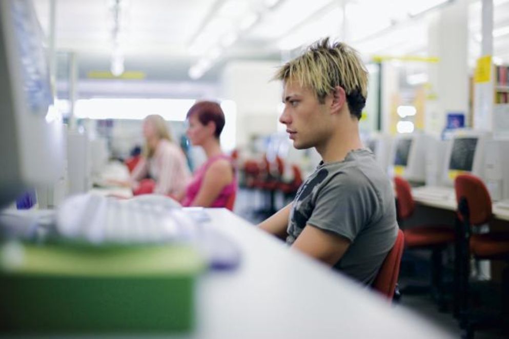 Ein Jugendlicher sitzt an einem Computer und spielt. Bildquelle: iStockphoto