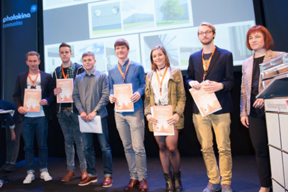 Gruppenbild mit Caren Marks und den Preisträgerinnen und Preisträgern des Deutschen Jugendfotopreises