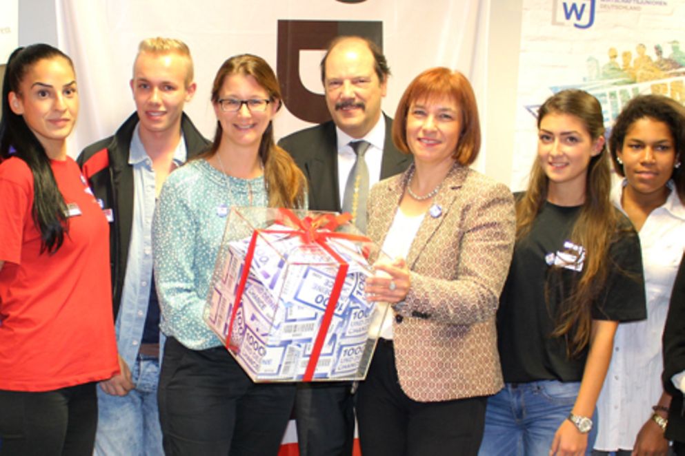 Am Aktionstag "Ein Tag Azubi" werden Caren Marks symbolisch 1000 Chancen in Form von Eintrittskarten überreicht