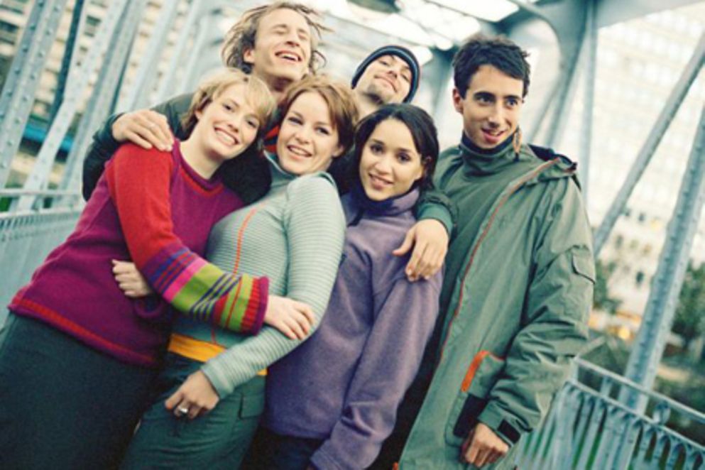 Jugendliche stehen auf einer Brücke und lachen in die Kamera, Bildquelle: BMFSFJ