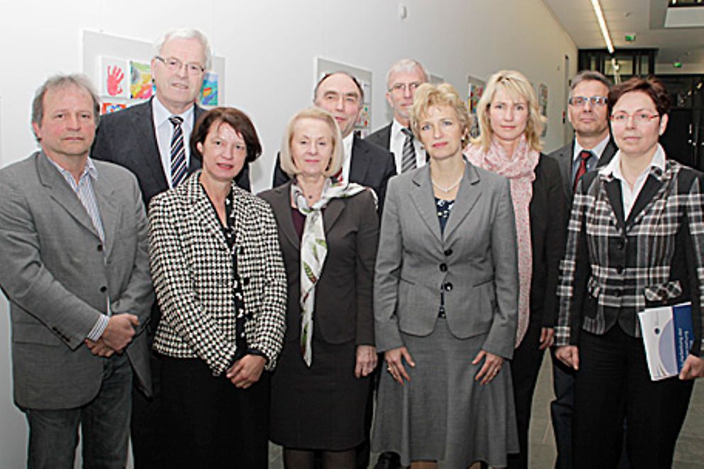 Dr. Hermann Kues mit Vertreterinnen und Vertretern der Bundesregierung sowie der ostdeutschen Bundesländer. Bildquelle: BMFSFJ