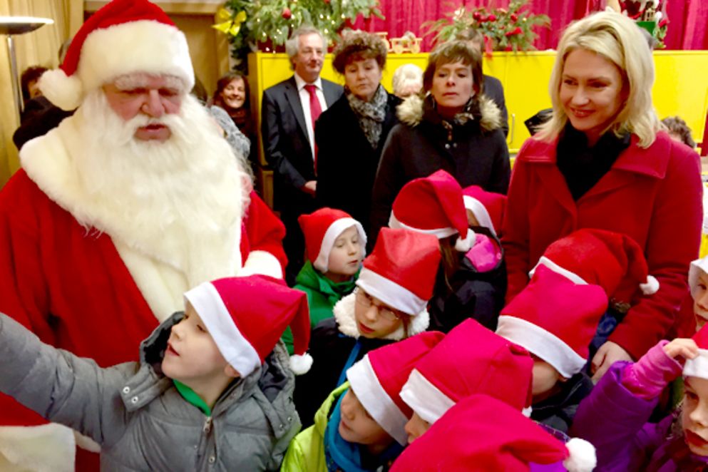Gruppenbild von Manuela Schwesig, dem Weihnachtsmann und einer Gruppe von Kindern