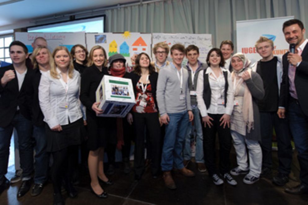 Kristina Schröder inmitten der teilnehmenden Jugendlichen der Wrigley Ideenschmiede. Bildquelle: IFOK GmbH