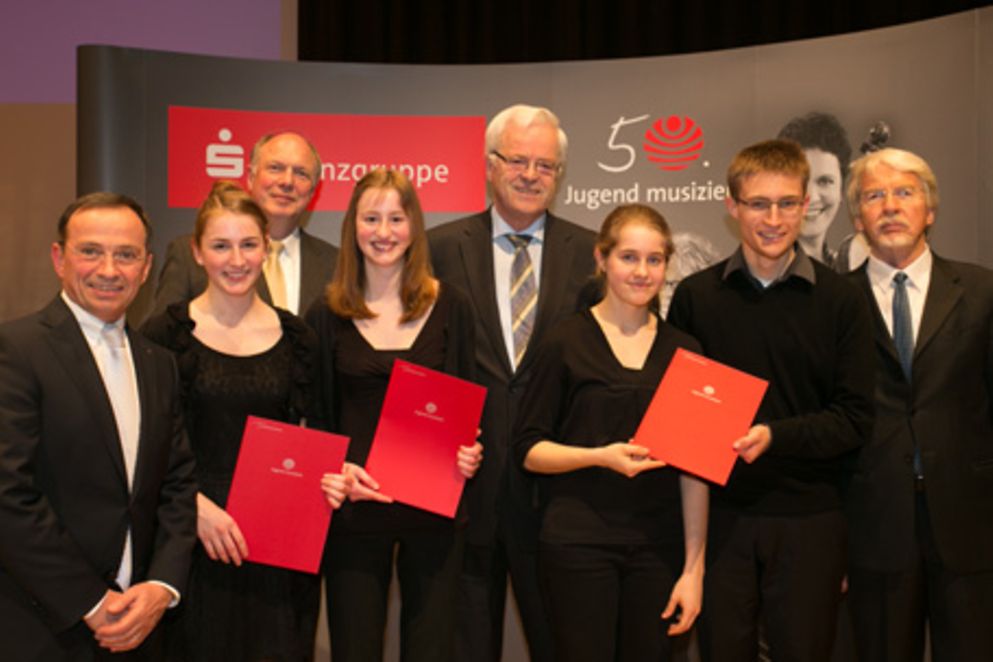 Gruppenbild mit Dr. Hermann Kues und den Preisträgerinnen und Preisträgern. Bildnachweis: BMFSFJ